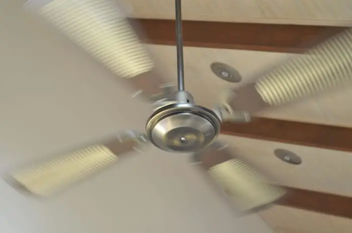 which way should a ceiling fan turn in the summer